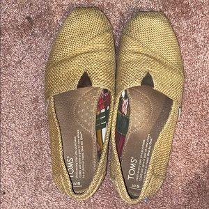 Tan woven toms
